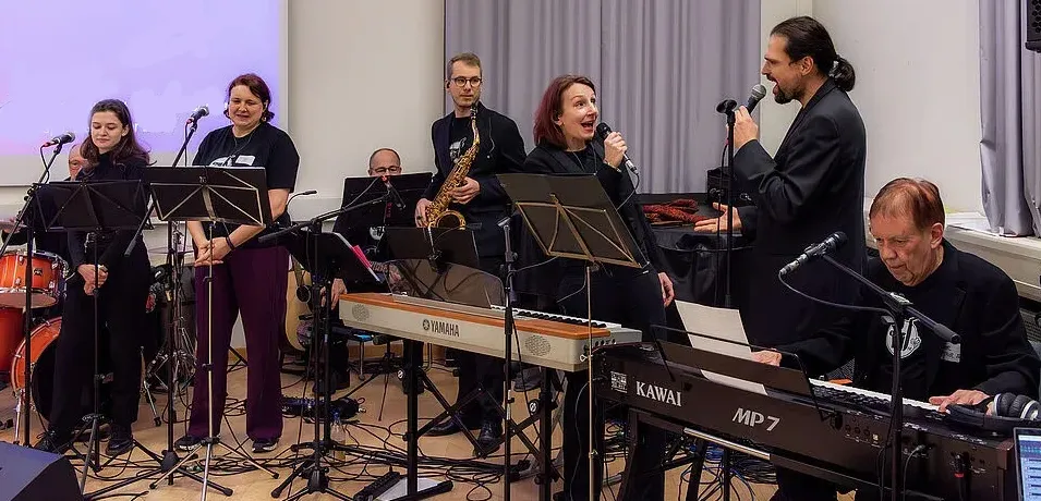 Ensemble und Band des Uni-Musicals auf der Bühne